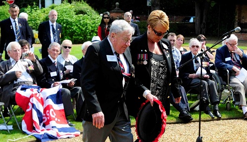 2012_bill_lesley_laying_wreath.